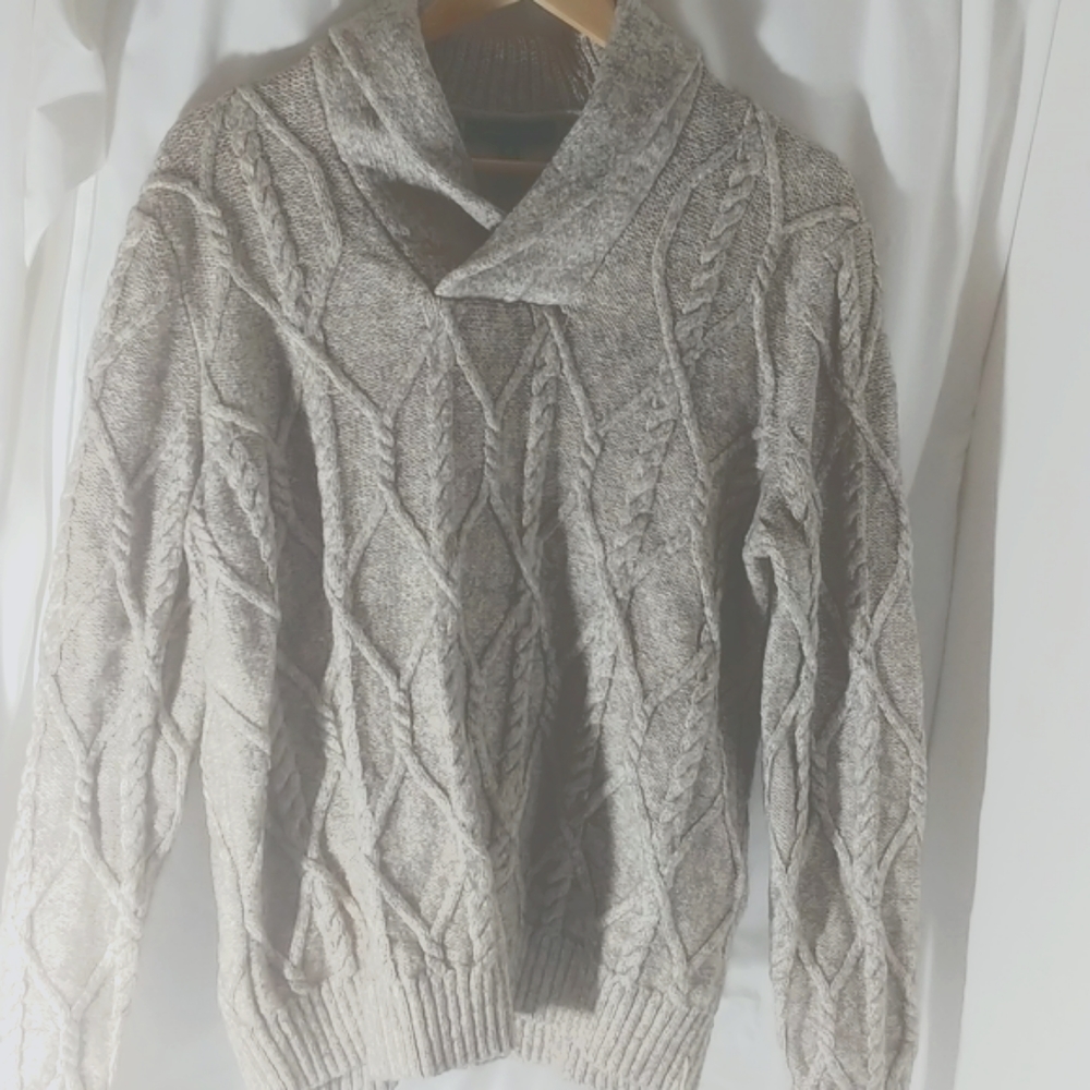 Men's Banana Republic heavy pullover sweater.